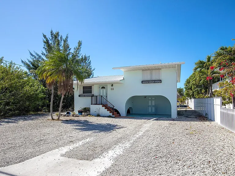 1634 Lantana Ln — Photo 2