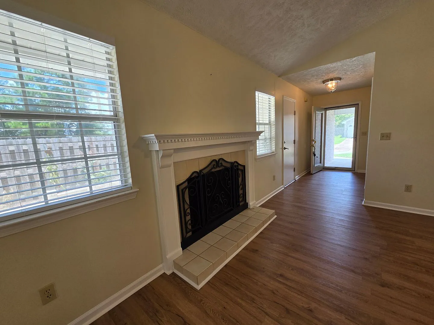For Lease - 3 BR|2 BA Home, 1 Car Garage, Fenced — Photo 3