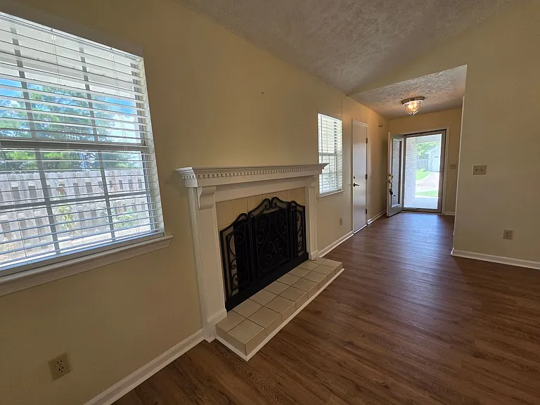 4012 Woodridge Rd — Photo 3