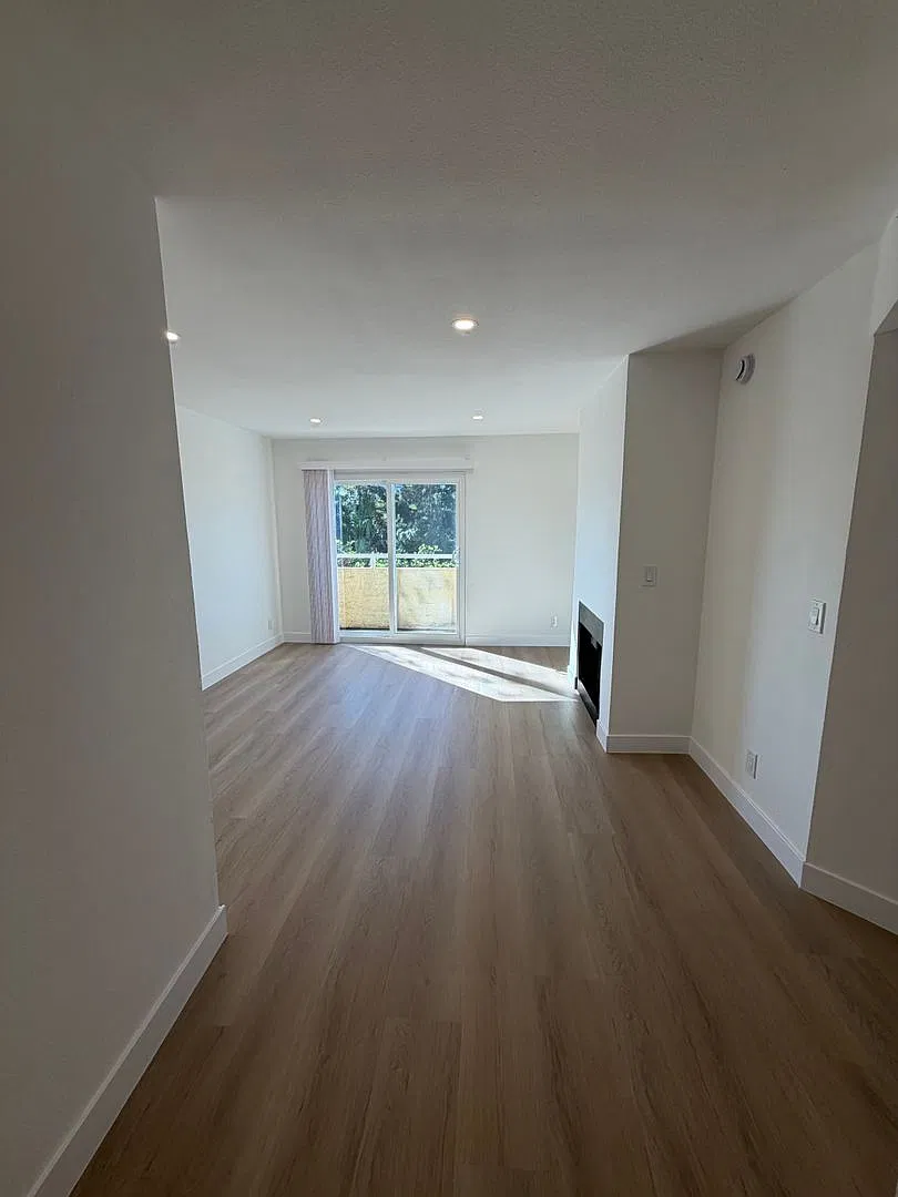 2 bed, 875 sqft, $3,595 — Photo 2
