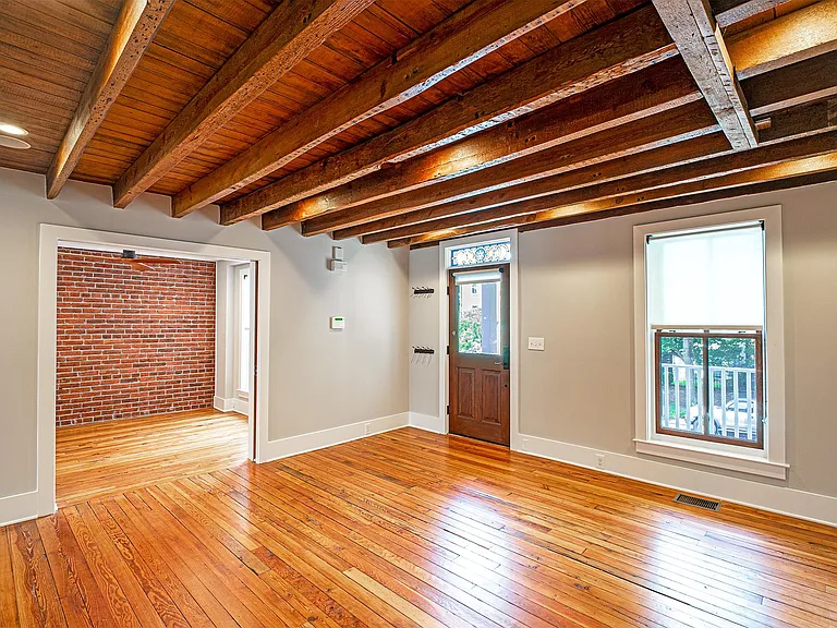 325 D St SE — Photo 5