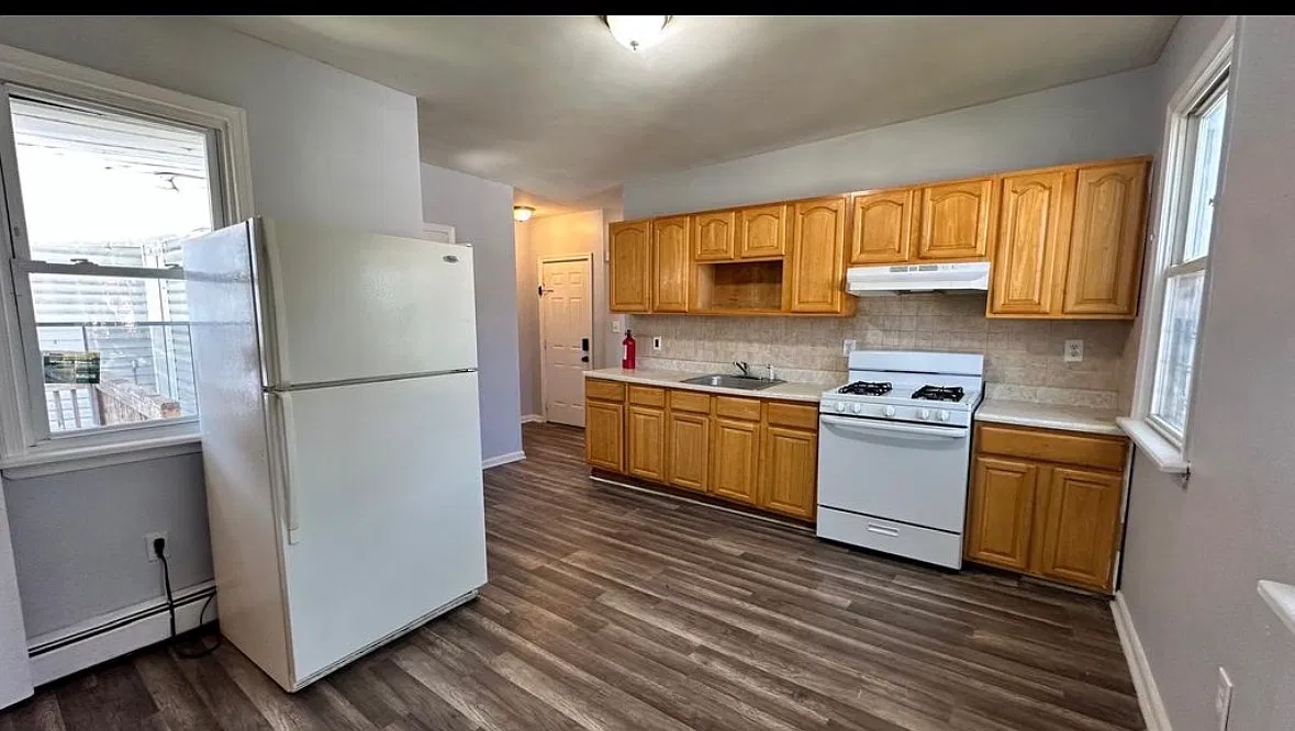 3 bed, $2,000 — Photo 2