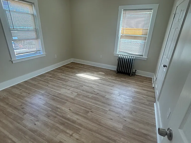 566 Bay St — Photo 4