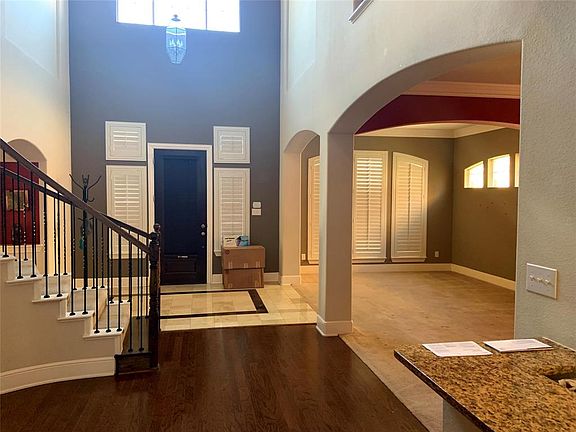 2nd image of 2746 Fountainview Blvd