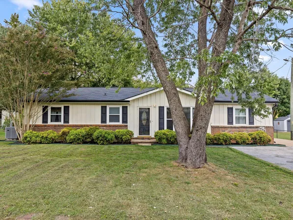 1389 Meadowood Dr, Hixson, TN 37343