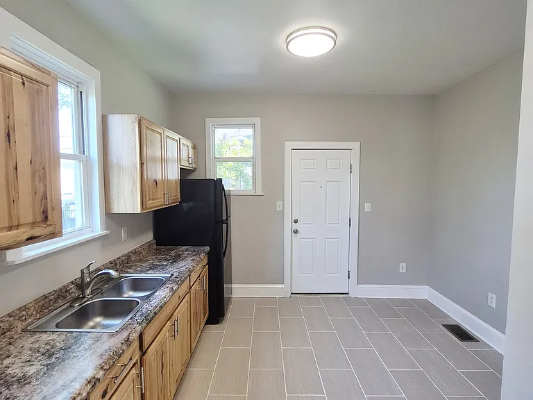 2113 Barton Ave — Photo 14