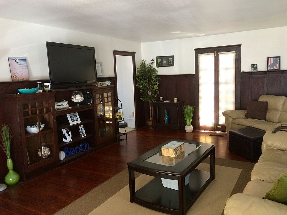 Big Living Room w/ built-ins