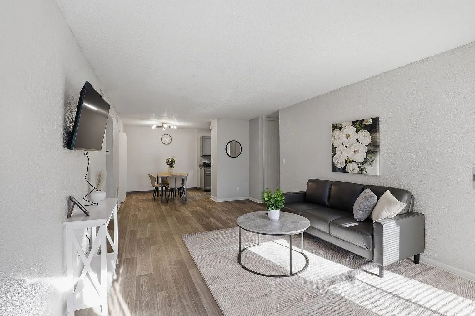 2 bed, 1.0 bath, 9913 sqft, $2,310 — Photo 1