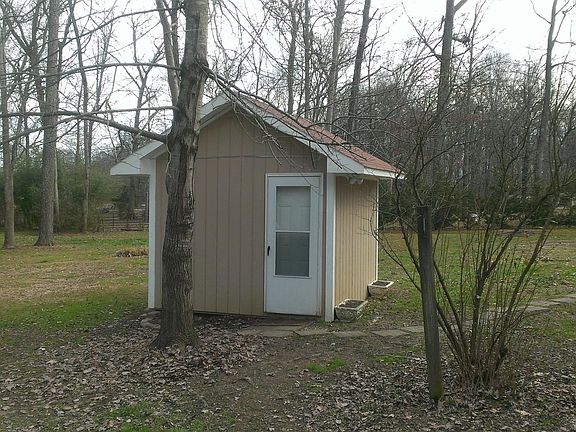 Outdoor building previously used as hair salon. Has power and water (shampoo bowl sink)