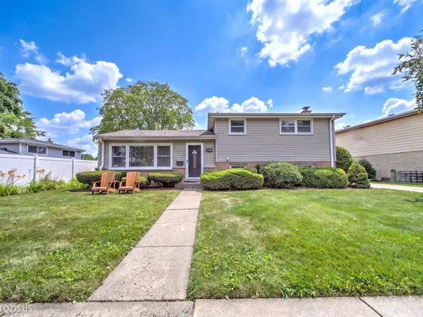 148 Jeffery Ln, Des Plaines, IL 60018