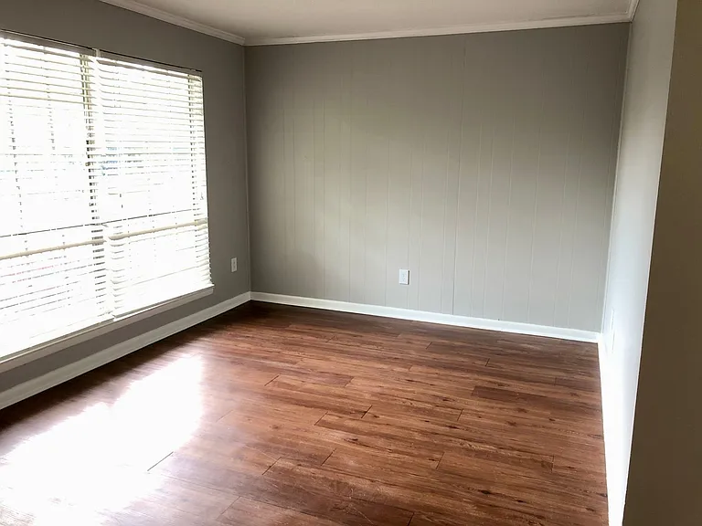2704 Hanover Cir S — Photo 2