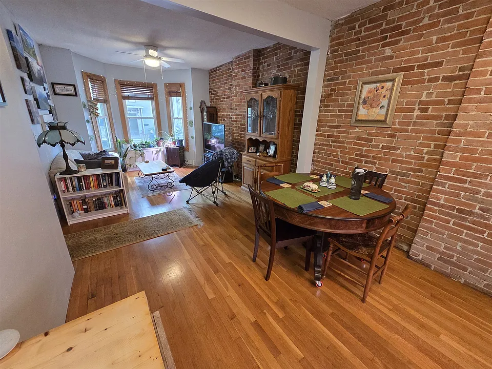 21 Watson St