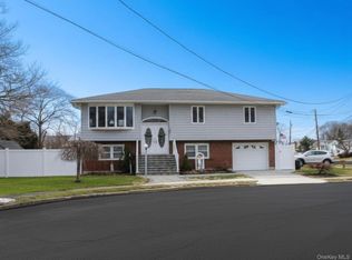 395 N Putnam Avenue, Lindenhurst, NY