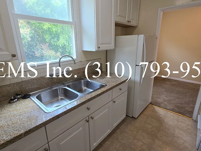 Bright Upstairs 1 Bedroom Apartment w/ Shared Garage Parking — Photo 9