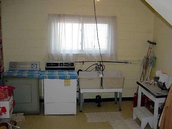 Huge Laundry Area / Mudroom