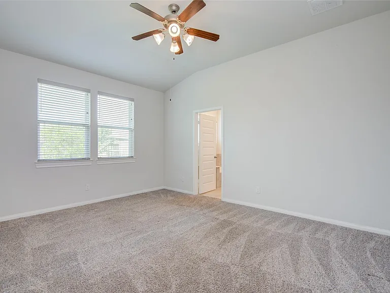 2425 Temple Crag Dr — Photo 26