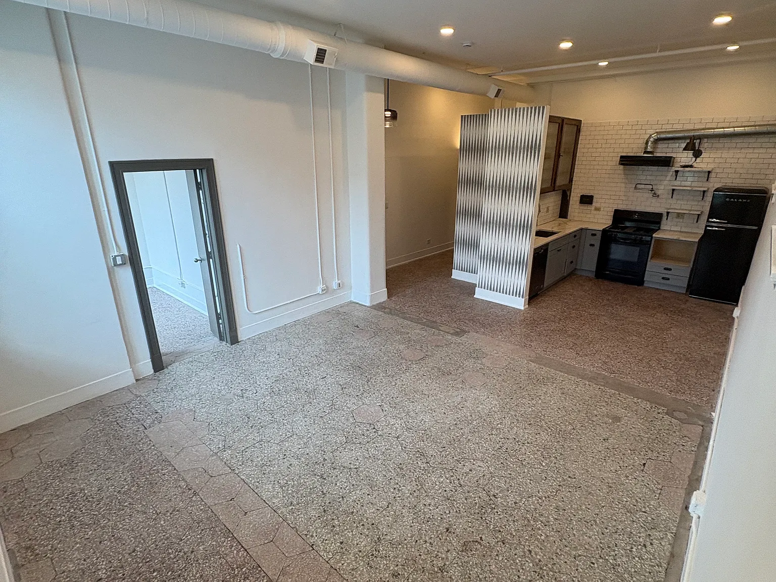1513 N Western Ave — Photo 3