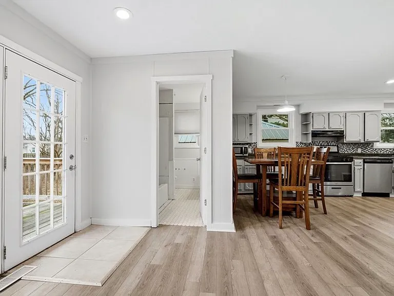 811 W College Ave — Photo 6