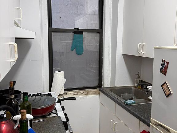 4th image of 440 E 6th St APT 1E