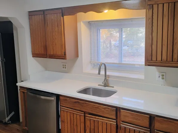 291 Pembroke St APT 3, Suncook, NH 03275