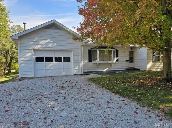 1707 Vandalia St, Hillsboro, IL 62049