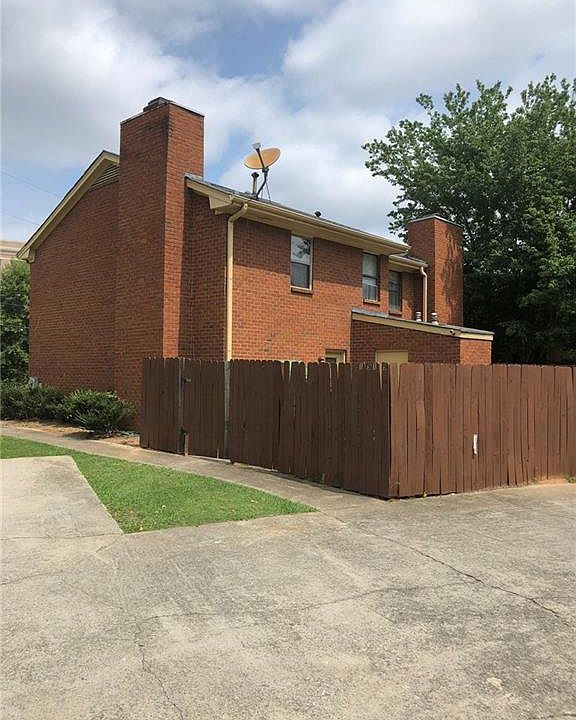 2nd image of 1917 McElvaney Ln