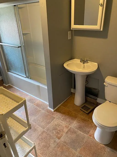 3 bed, 1100 sqft, $1,200 — Photo 2