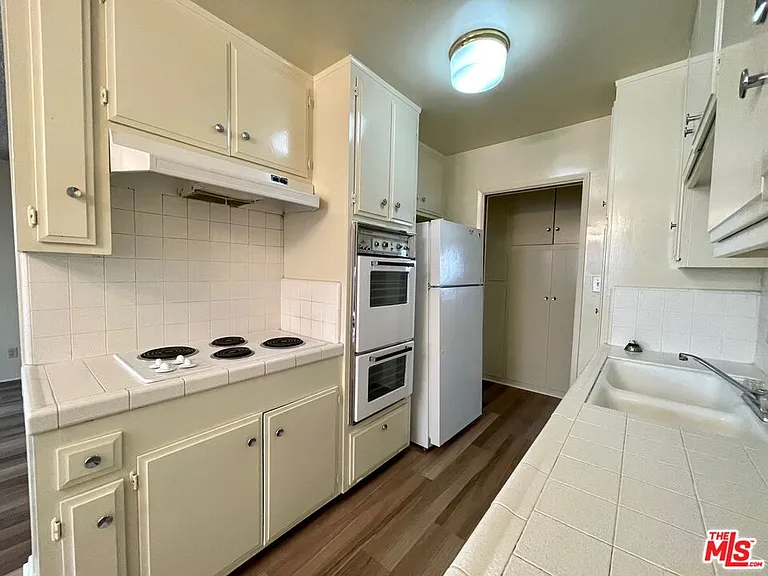 1261 Granville Ave #4 — Photo 9