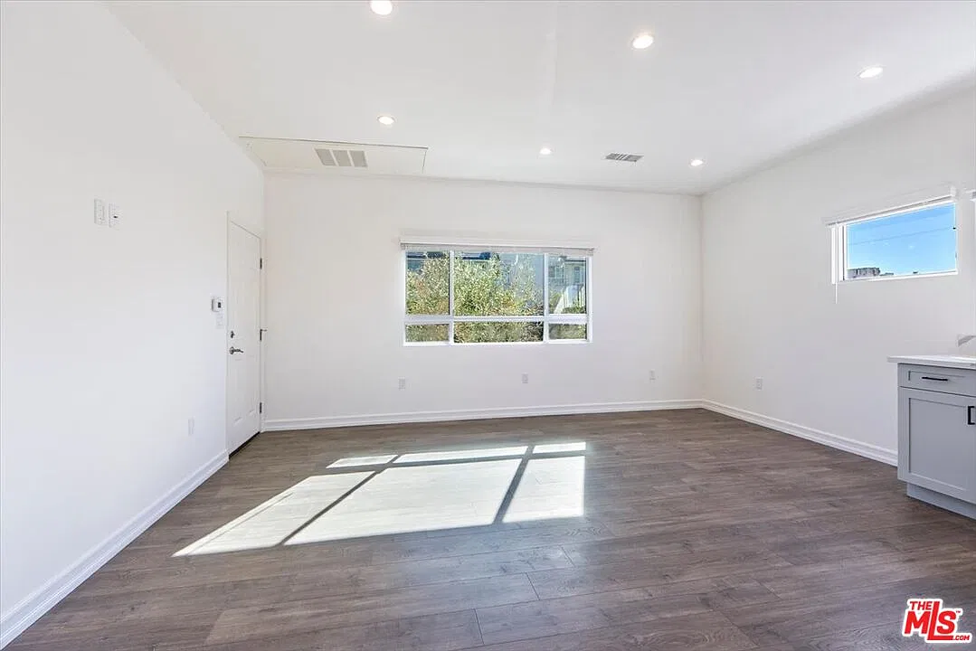 2 bed, 1.0 bath, $2,850 — Photo 3
