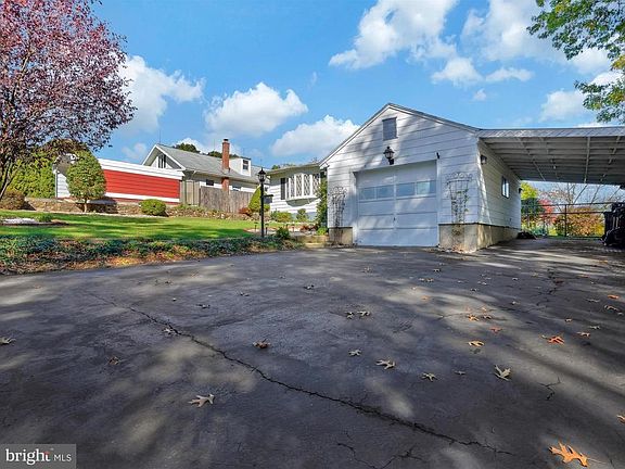 2nd image of 80 Hickory St