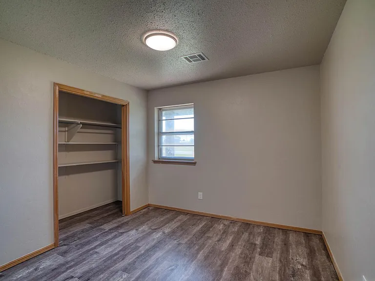 2823 S Eastern Ave — Photo 17