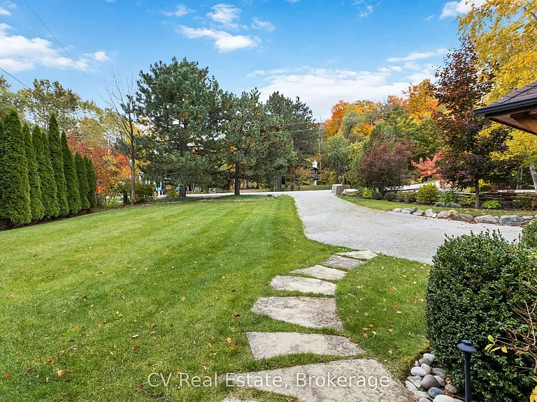 156 Chamonix Cres — Photo 4