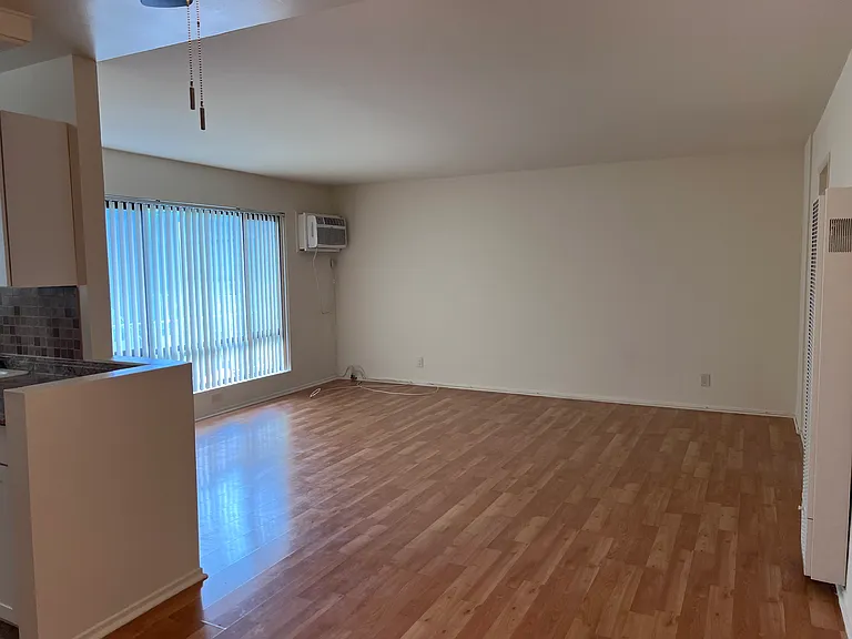 2601 W Victory Blvd #J — Photo 6