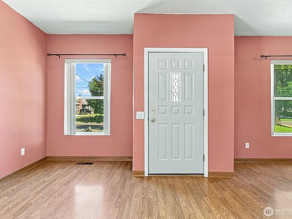 3rd image of 1060 Francis Avenue