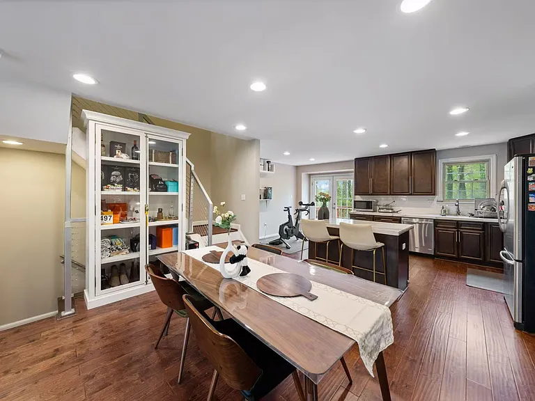 1337 Templeton Pl — Photo 2