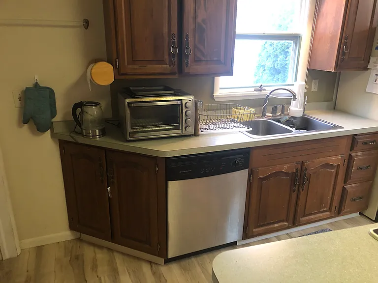 (hot water pot and toaster oven no longer in apartment)