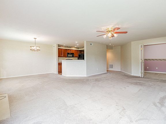 5th image of 1600 Ashley Ct APT 201