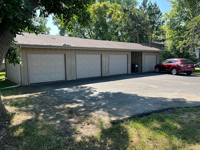 1626 Pinewood Ln #4 — Photo 2