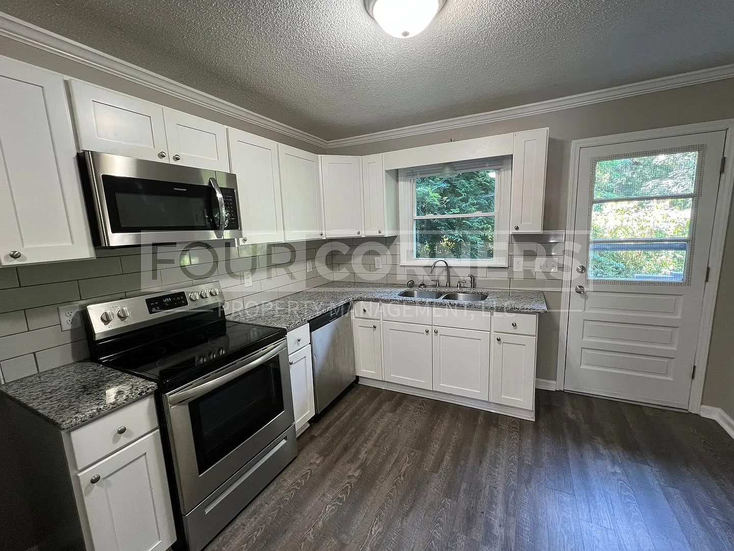 Lovely 2 Bedroom 1 Bath Apartment — Photo 3