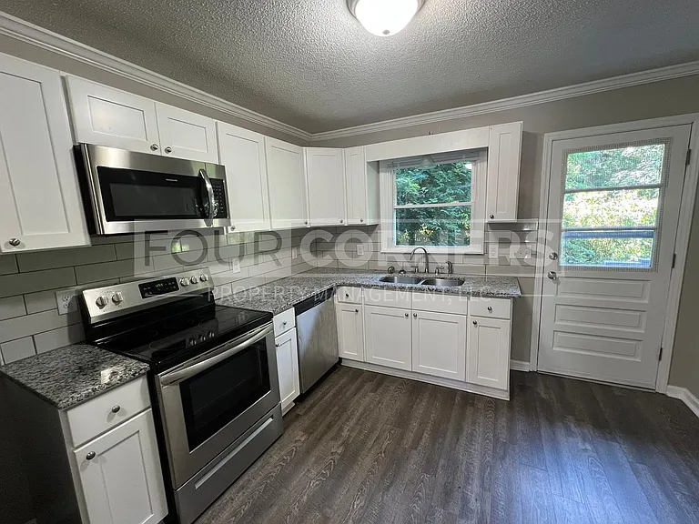 Lovely 2 Bedroom 1 Bath Apartment — Photo 3