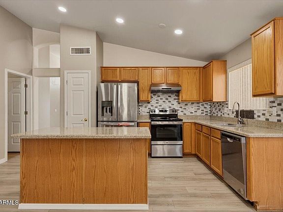 3rd image of 611 E SHANNON Street