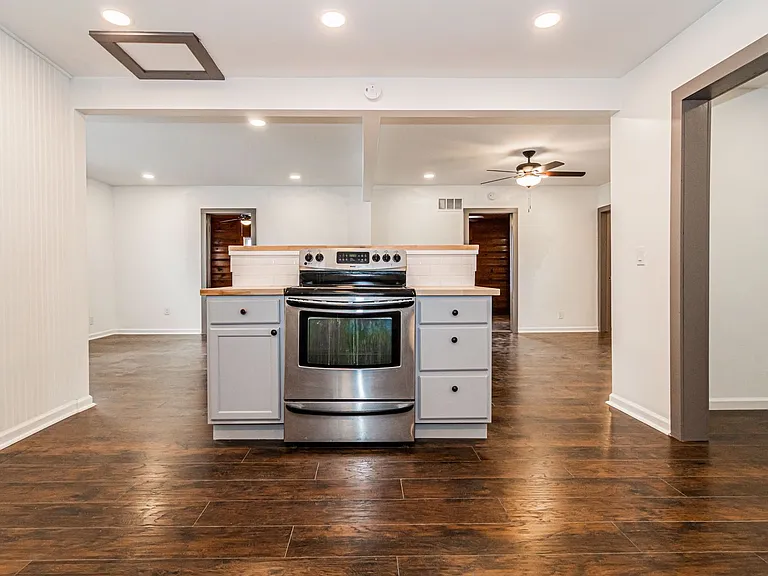 214 W Walnut St — Photo 7