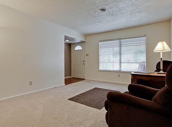 3rd image of 322 N Cottonwood Dr