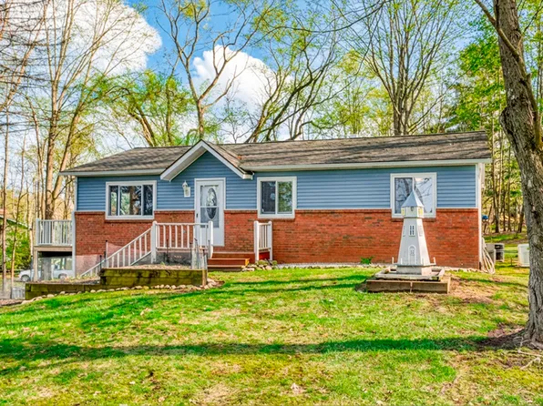 2696 Universal Dr, Pinckney, MI 48169