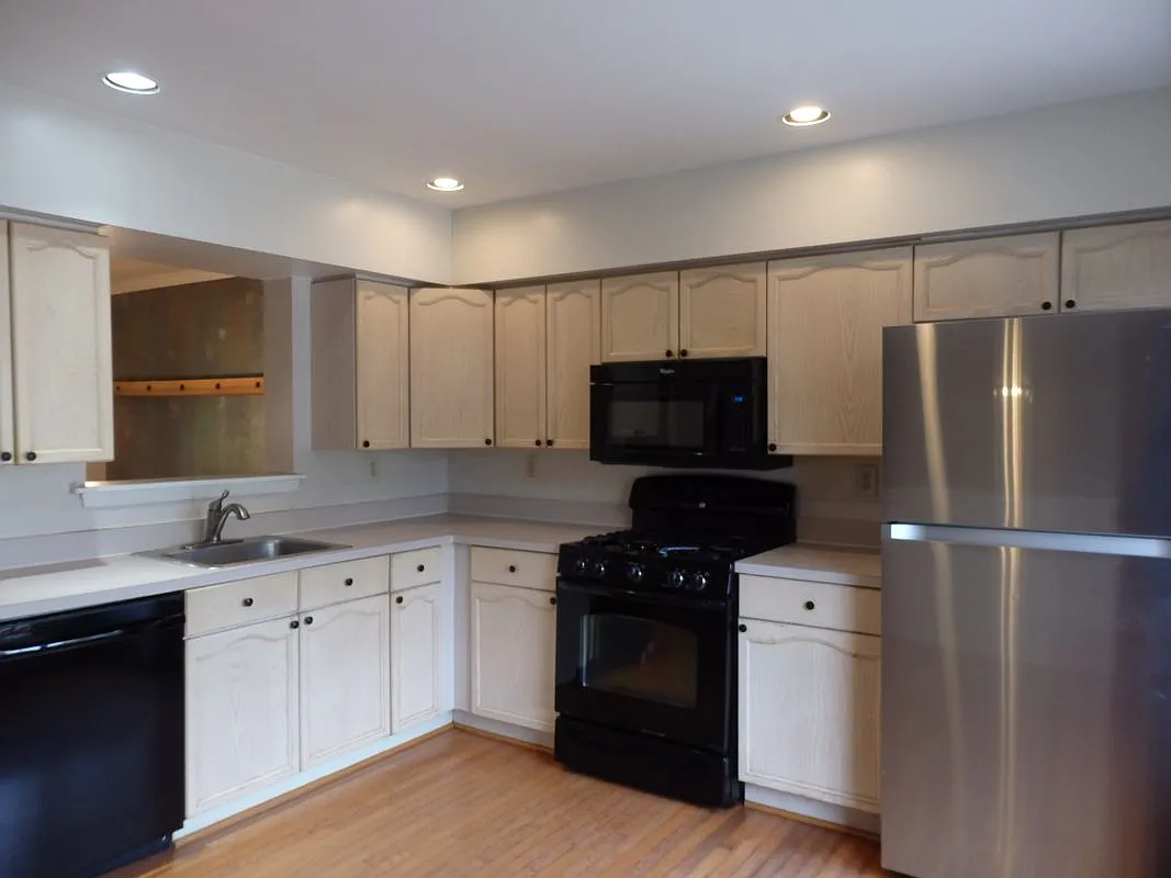 3 bed, 2.5 bath, 1560 sqft, $2,950 — Photo 3