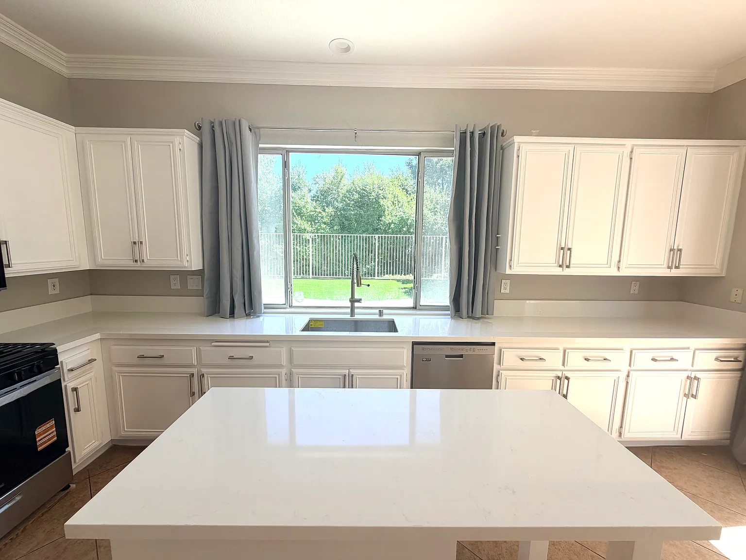 3 bed, 2.5 bath, 1966 sqft, $4,195 — Photo 4