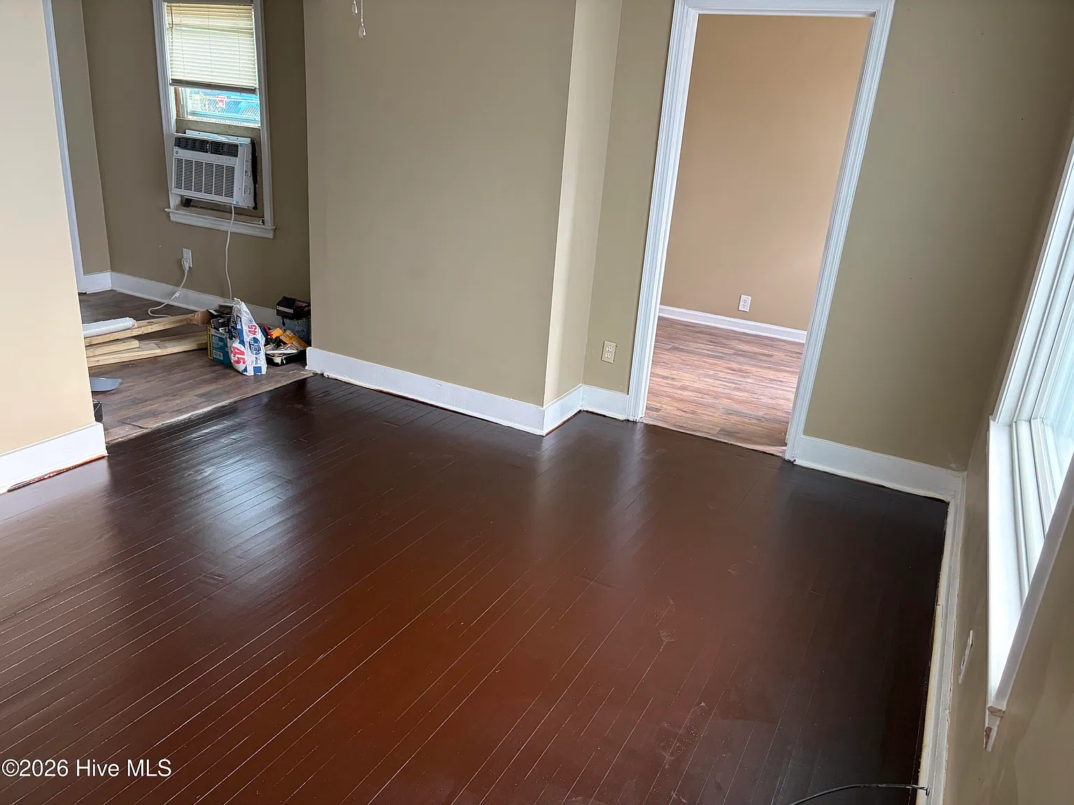 3 bed, 1.0 bath, 964 sqft, $1,325 — Photo 2