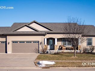 50 Cobblestone Ln, Leclaire, IA 52753