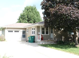 502 Okoboji Ave, Milford, IA 51351