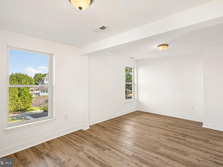 118 Turner St — Photo 37